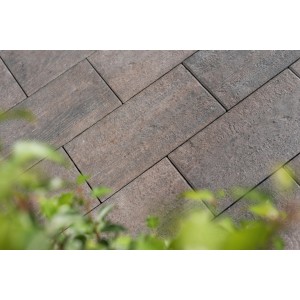 Diephaus Terrassenplatte Ruda Terra mit Holzstruktur, 40x20x6 cm, als Pflasterstein verlegt.