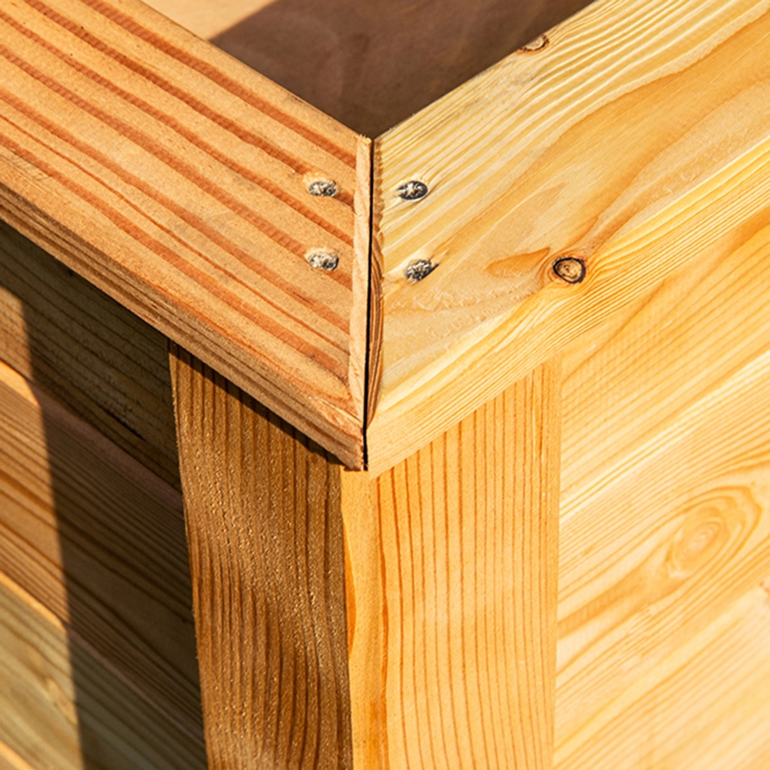 Detailansicht: Westmann Hochbeet Lärche, naturbelassenes Holz, Eckverbindung mit Schrauben.