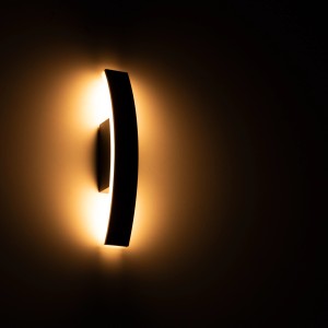 Moderne, schwarze LED`s light Außen-Wandleuchte mit warmweißem Licht.
