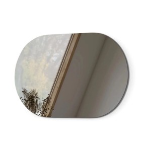 Ovaler Emke Wandspiegel 40x70 cm, rahmenlos, mit klarer Reflexion eines Fensters und Decke. Dekorativer Badspiegel.