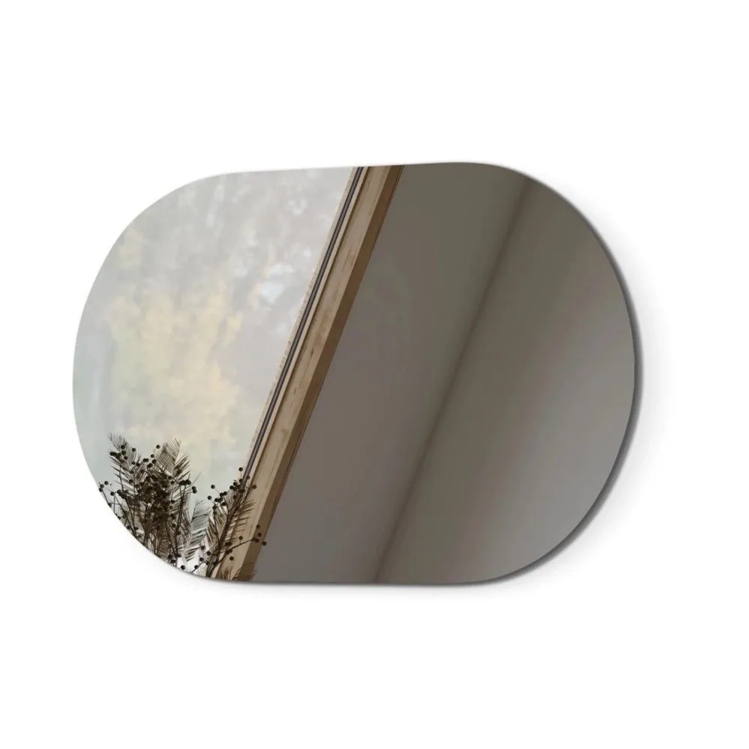 Ovaler Emke Wandspiegel, rahmenlos, reflektiert Fenster und Raum. Dekorativer Badspiegel für modernes Design.