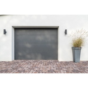 Verlegte Lavagraue Pflastersteine 25x18,8x6 cm vor einer Garage. PKW befahrbare Fläche.