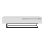 Weißes Selsey TV-Lowboard Veldio mit Lamellenfront, offenem Fach und schwarzem Gestell. Moderner TV-Schrank.