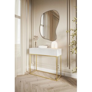 Weißer Selsey Veldio Konsolentisch 90 cm mit Lamellenfront, Schublade und goldenen Beinen im modernen Flur.