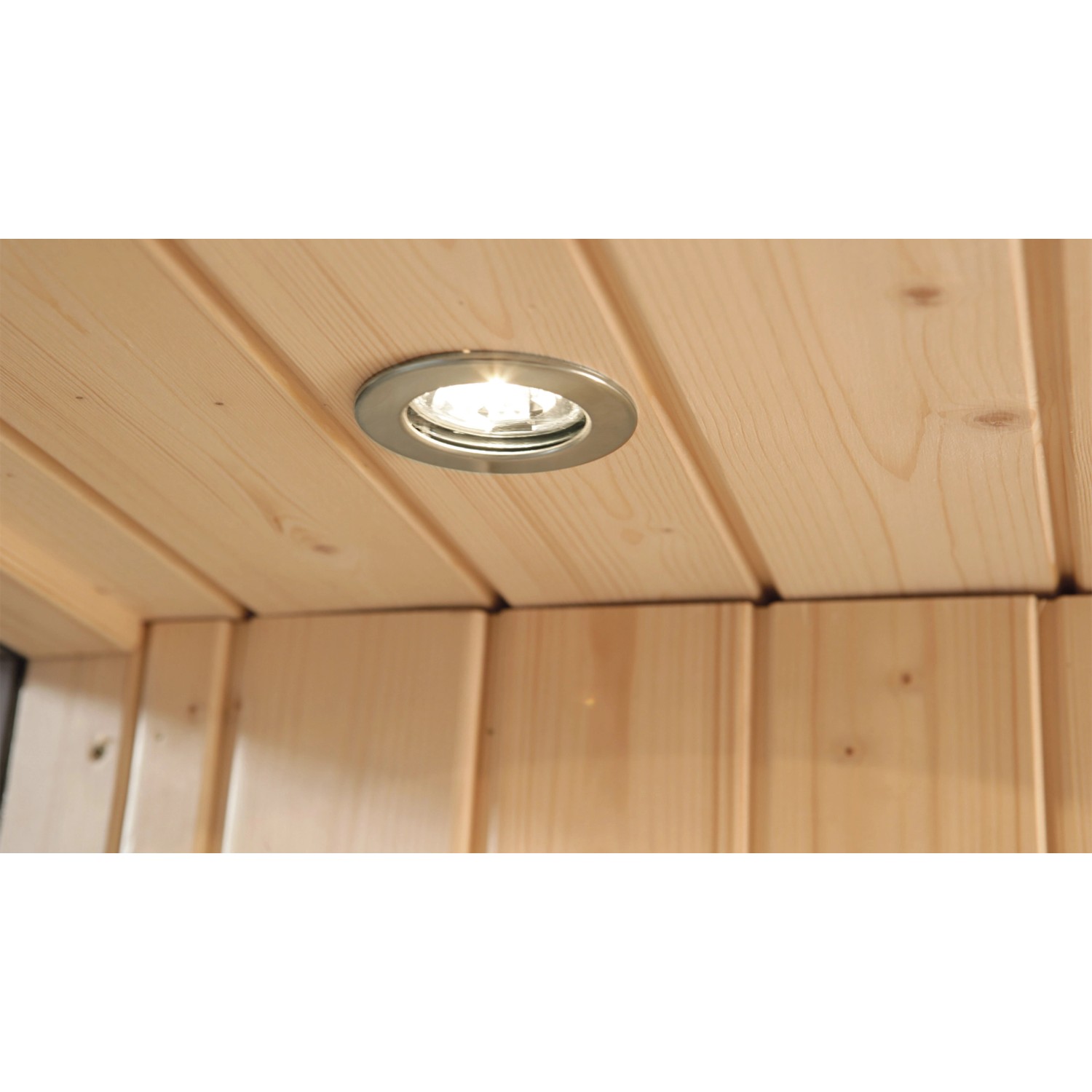 Detailaufnahme: Halogenspot in der Decke der Weka Infrarotkabine Tanilla 2 aus Fichtenholz.