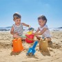 Hape Strandset, 5-teilig, mit Eimer, Schaufeln und Förmchen am Strand.
