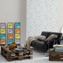 Wohnraum mit A.S. Creation Vliestapete Skandinavian Uni Creme FSC® mit blau-grauem Dreiecksmuster.