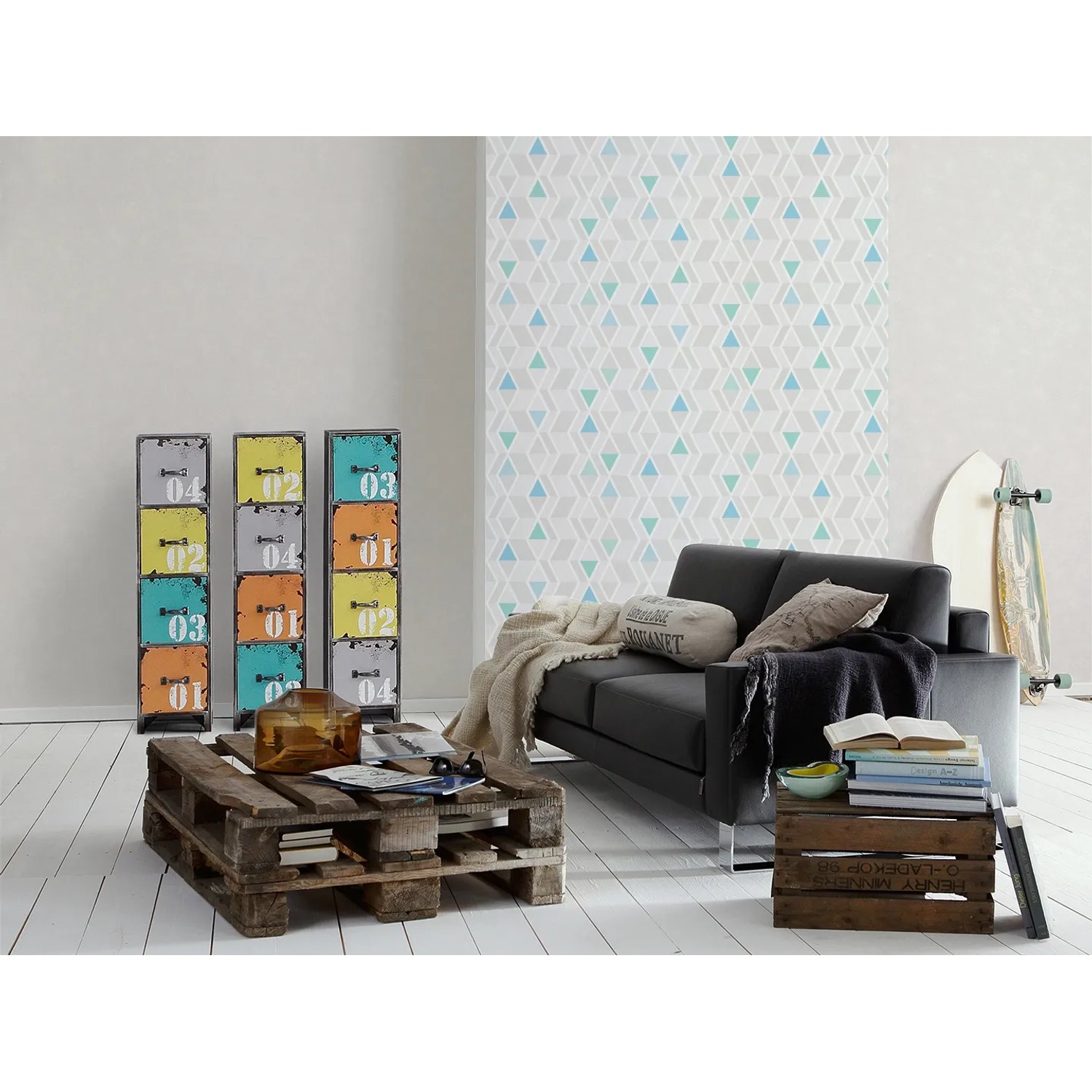 Wohnraum mit A.S. Creation Vliestapete Skandinavian Uni Creme FSC® mit blau-grauem Dreiecksmuster.