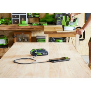 Greenworks Akku-Starter-Set K2S2BEAA1 (24 V, 2 Ah) mit Akku und Ladegerät als Powerbank.