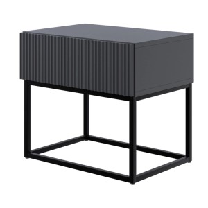 Schwarzer Selsey Nachttisch Veldio mit Rillenfront, einer Schublade und schwarzem Metallgestell, 50 cm breit.