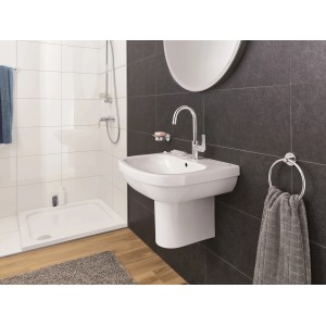 Grohe Euro Keramik Waschbecken, 65 cm, Alpinweiß im modernen Bad mit Armatur und Handtuch.