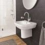 Grohe Euro Keramik Waschbecken, 65 cm, Alpinweiß im modernen Bad mit Armatur und Handtuch.