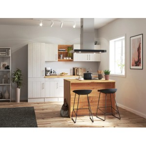 Respekta Landhaus Inselküche Anton 280 cm in Lärche Weiß mit Kochinsel und zwei Barhockern.