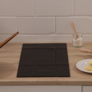 Respekta KM9130T-28 Glaskeramikkochfeld, rahmenlos, mit 2 Kochzonen auf einer Küchentheke.