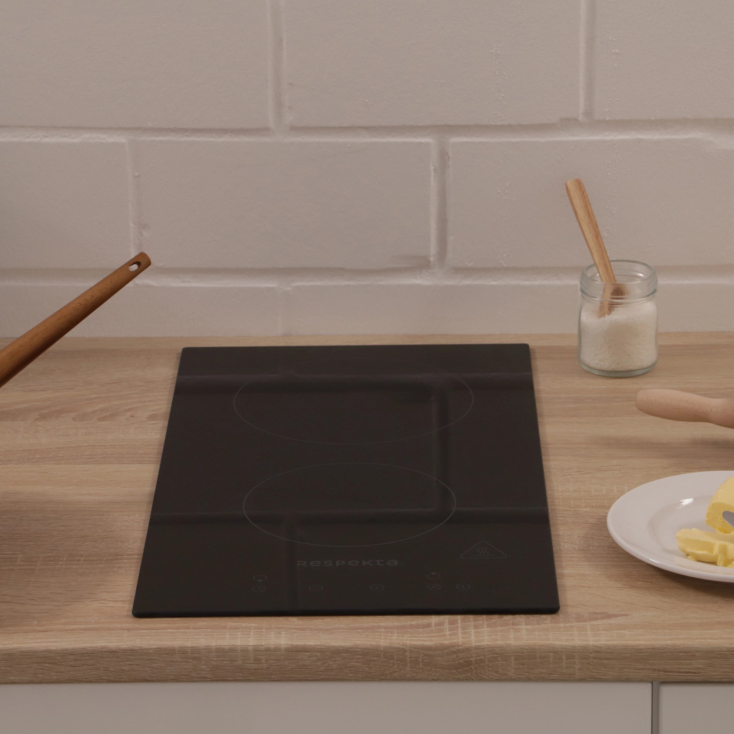 Respekta KM9130T-28 Glaskeramikkochfeld, rahmenlos, mit 2 Kochzonen auf einer Küchentheke.