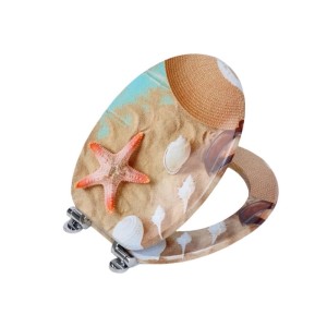 Sinobath WC-Sitz oval mit Strandmotiv: Sand, Seestern, Muscheln, Strohhut. Robuster Sitz mit Absenkautomatik.