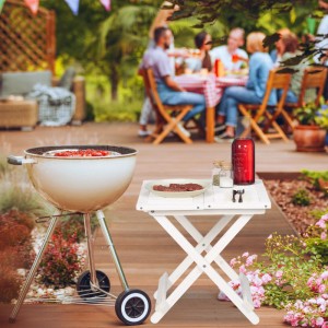 Weißer Holz Klapptisch im Garten, mit Grillgut und Getränken. Perfekt als Gartentisch, Beistelltisch für Terrasse & Balkon.