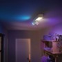 Weiße Philips Hue Centris LED-Deckenleuchte mit zwei Spots und farbiger Ambiente-Beleuchtung.