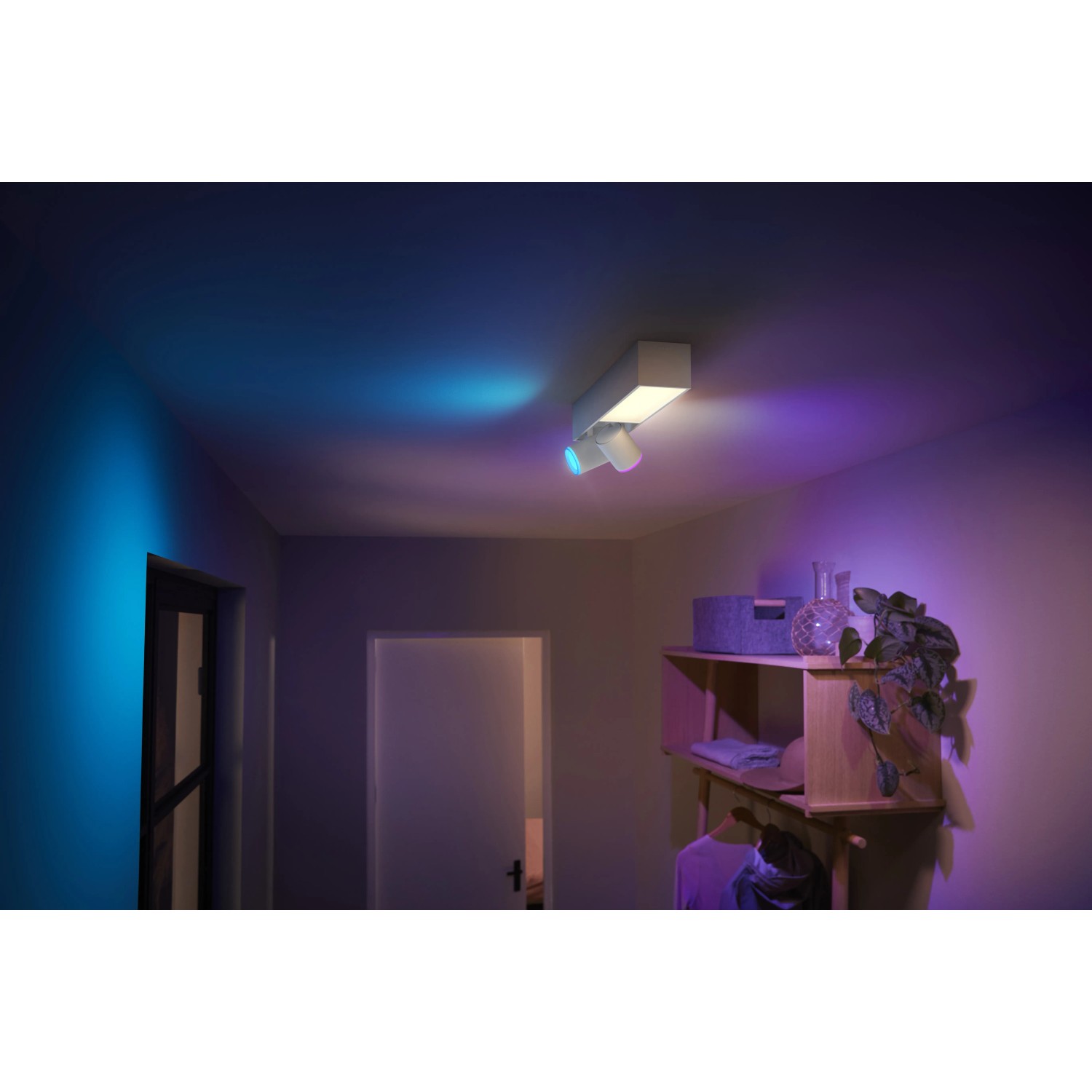 Weiße Philips Hue Centris LED-Deckenleuchte mit zwei Spots und farbiger Ambiente-Beleuchtung.