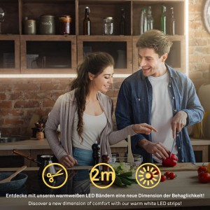 Paar in Küche mit Briloner LED-Band. Warmweißes Licht sorgt für gemütliche Atmosphäre.