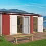 Lasita Holz-Gartenhaus Tuvalu XL in Schwedenrot mit geöffneten Türen und Bank davor.