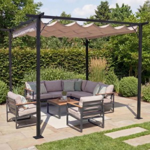 Creme-farbene MCW Pergola C42 3,5x3,5m mit Möbeln im Garten.