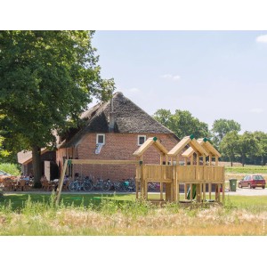 Hy-Land Spielgerät P8S mit Rutsche und Schaukelanbau aus Kiefernholz im Garten.