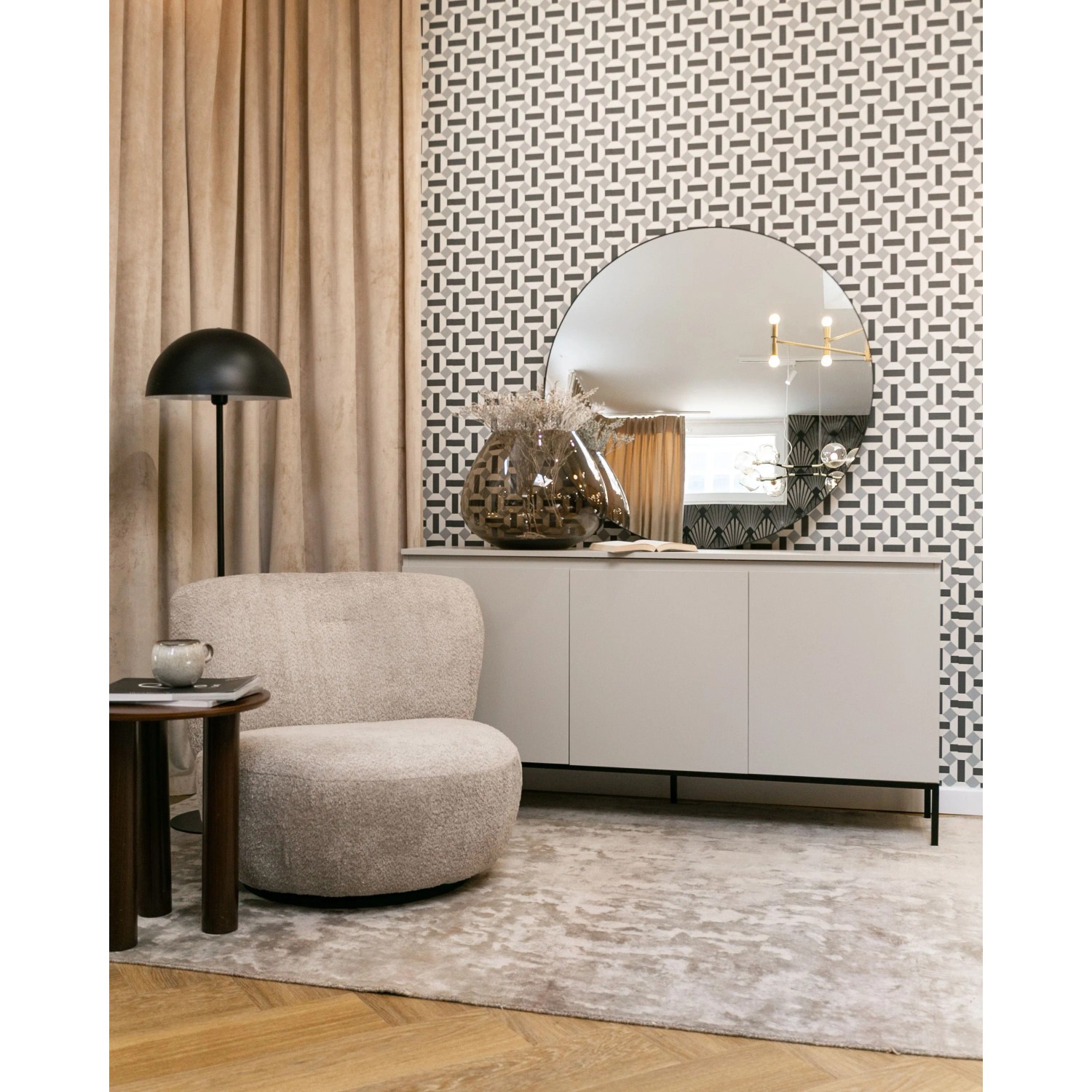 Selsey Sideboard Bemmi 150 cm kaschmirgrau mit schwarzen Metallbeinen im Wohnzimmer. Modernes Design, 3 Türen, Stauraum.