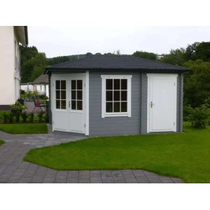 Graues Alpholz Gartenhaus Rhein mit Walmdach und Anbaudach im Garten.