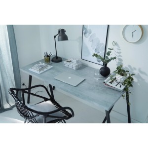 Schreibtisch mit d-c-fix Concrete Klebefolie (45cm x 2m) beklebt, Laptop und Deko.