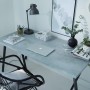 Schreibtisch mit d-c-fix Concrete Klebefolie (45cm x 2m) beklebt, Laptop und Deko.