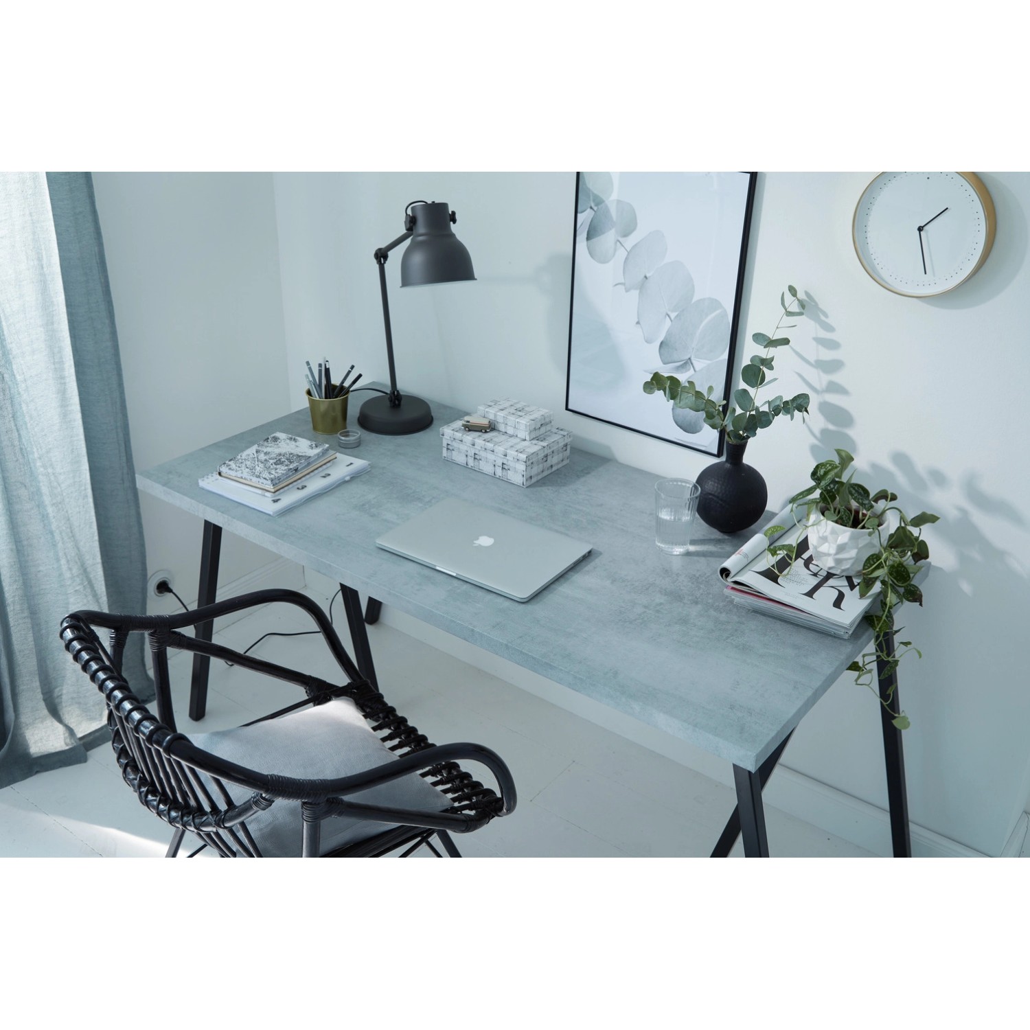 Schreibtisch mit d-c-fix Concrete Klebefolie (45cm x 2m) beklebt, Laptop und Deko.