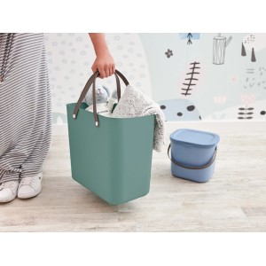 Rotho Albula Multibox 25L in Mistletoe Green mit Tragegriffen und Inhalt.