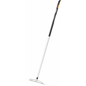 Fiskars Xact Gartenrechen M mit 13 Zinken für Gartenarbeiten.