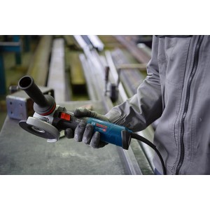 Bosch Professional GWS 14-125 Winkelschleifer in Aktion, Handwerkerwerkzeug.