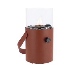 Cosi Cosiscoop Tisch-Gaslaterne Terrabraun, zylindrisch, mit Flamme, Glas und Kieselsteinen.