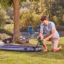 Mann pumpt Luftmatratze mit Bosch Akku-Luftpumpe EasyInflate 18V-500 auf.