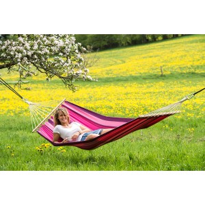 Frau entspannt in bunter Stabhängematte Tonga Candy im Garten. Belastbar bis 120 kg.