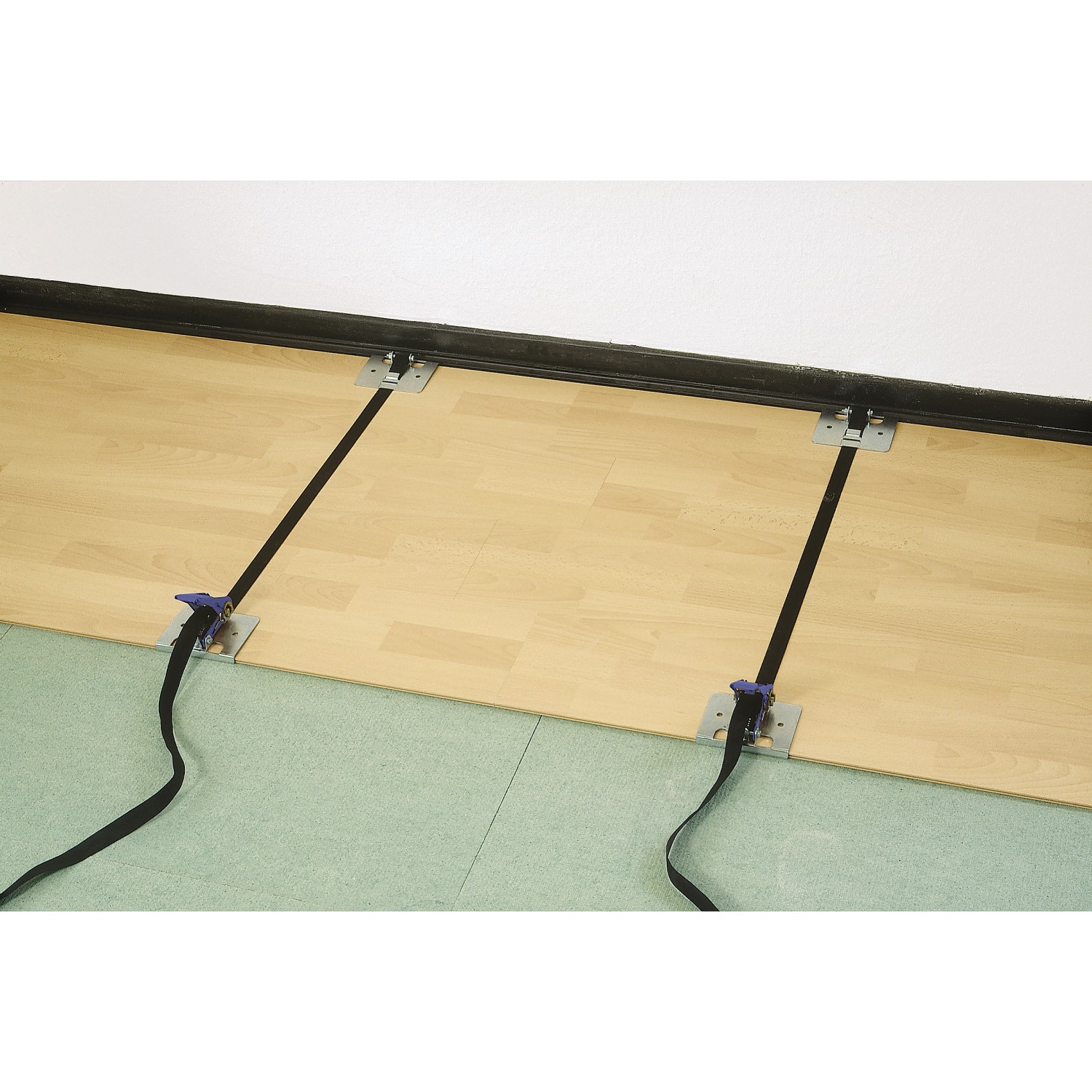LUX Parkettverlege-Set Comfort im Einsatz: Parkett fixiert mit Spanngurt und Ratsche.