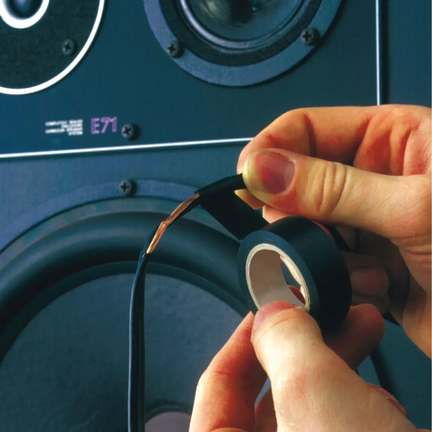 Anwendung: Isolierband-Set mit schwarzem Isolierband umwickelt ein Kabel.