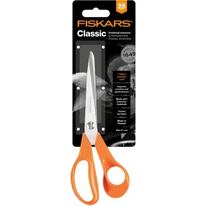 Fiskars Universalschere Classic S90, 21 cm, mit orangefarbenen Griffen in Produktverpackung.
