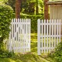 Weißes Gartentor Skagen Lux aus Nadelholz, 100x120 cm, im Garten.