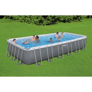 Bestway Stahlrahmenpool-Set PowerSteel, 732x366x132cm, grau, mit Badegästen im Garten.