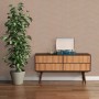 Moderne, braune Vliestapete mit geometrischem Muster im Wohnraum.