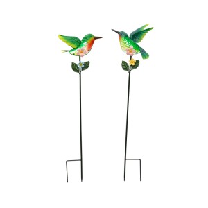 Zwei bunte Kolibri Gartenstecker aus Eisen für Gartendekoration. Mit filigranen Flügeln und Erdspitzen für Blumenbeete.