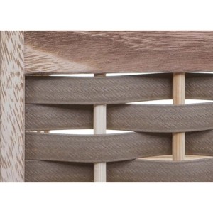 Detailansicht: Braunes Regal mit geflochtenen Elementen aus Polyrattan.