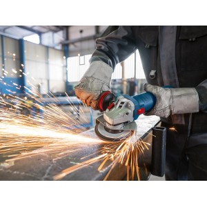 Bosch Professional GWS 12-125 Winkelschleifer im Einsatz mit Anti-Vibrationshandgriff und Funkenflug.