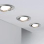 Drei schwenkbare Paulmann LED Einbaustrahler Base Coin, 5W, Eisen, in Decke montiert.