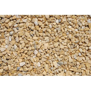 Gold-ockerfarbener Marmorsplitt (8-12 mm) im 10 kg Sack für Garten- und Landschaftsbau.