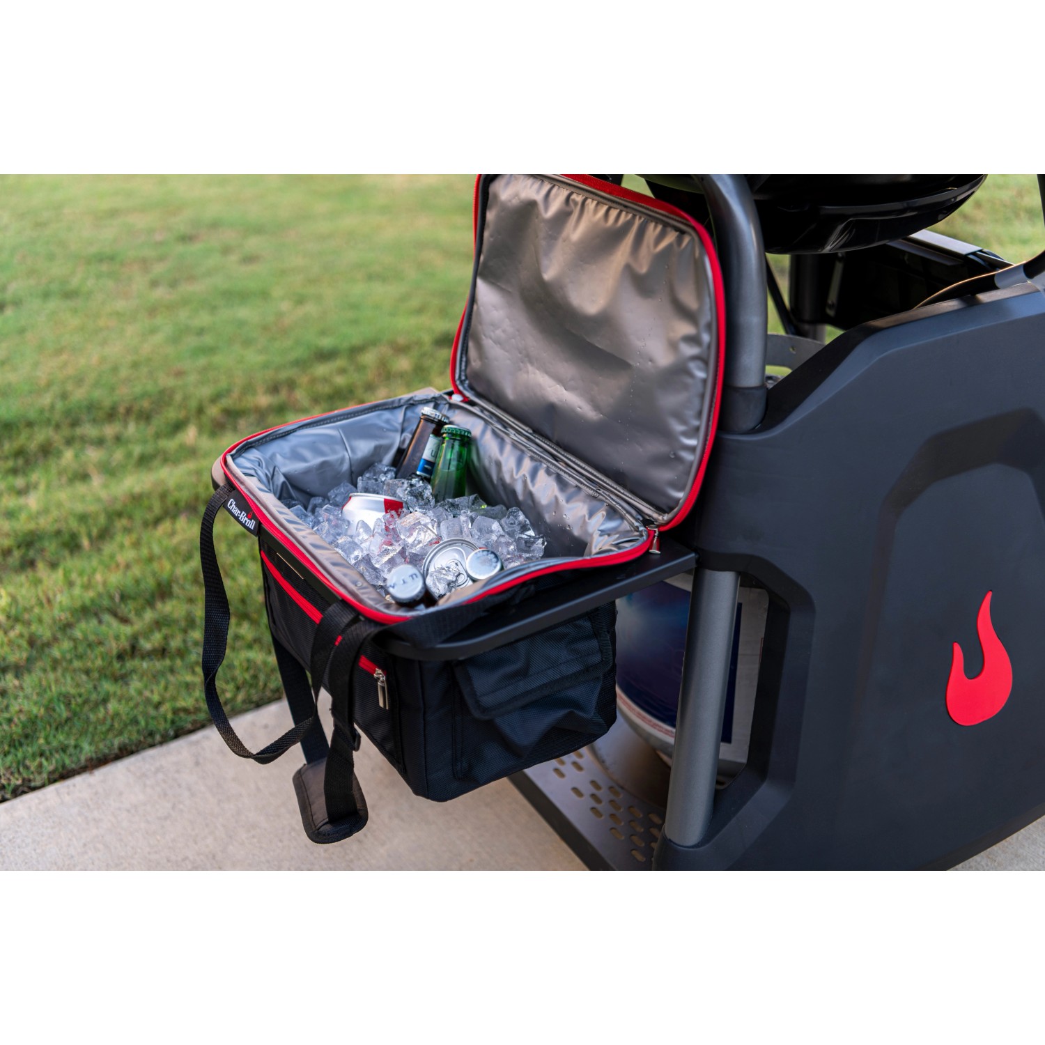 Char-Broil All-Star Kühltasche mit Eis und Getränken auf einem Grill. Ideal für Grillutensilien.